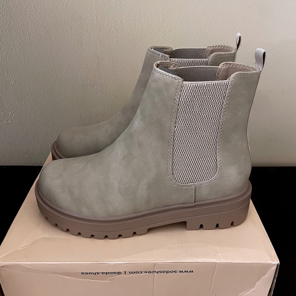 Soda Lug Sole Chelsea Boots Taupe Tan Faux Leather Ankle Booties Womens 8.5‎